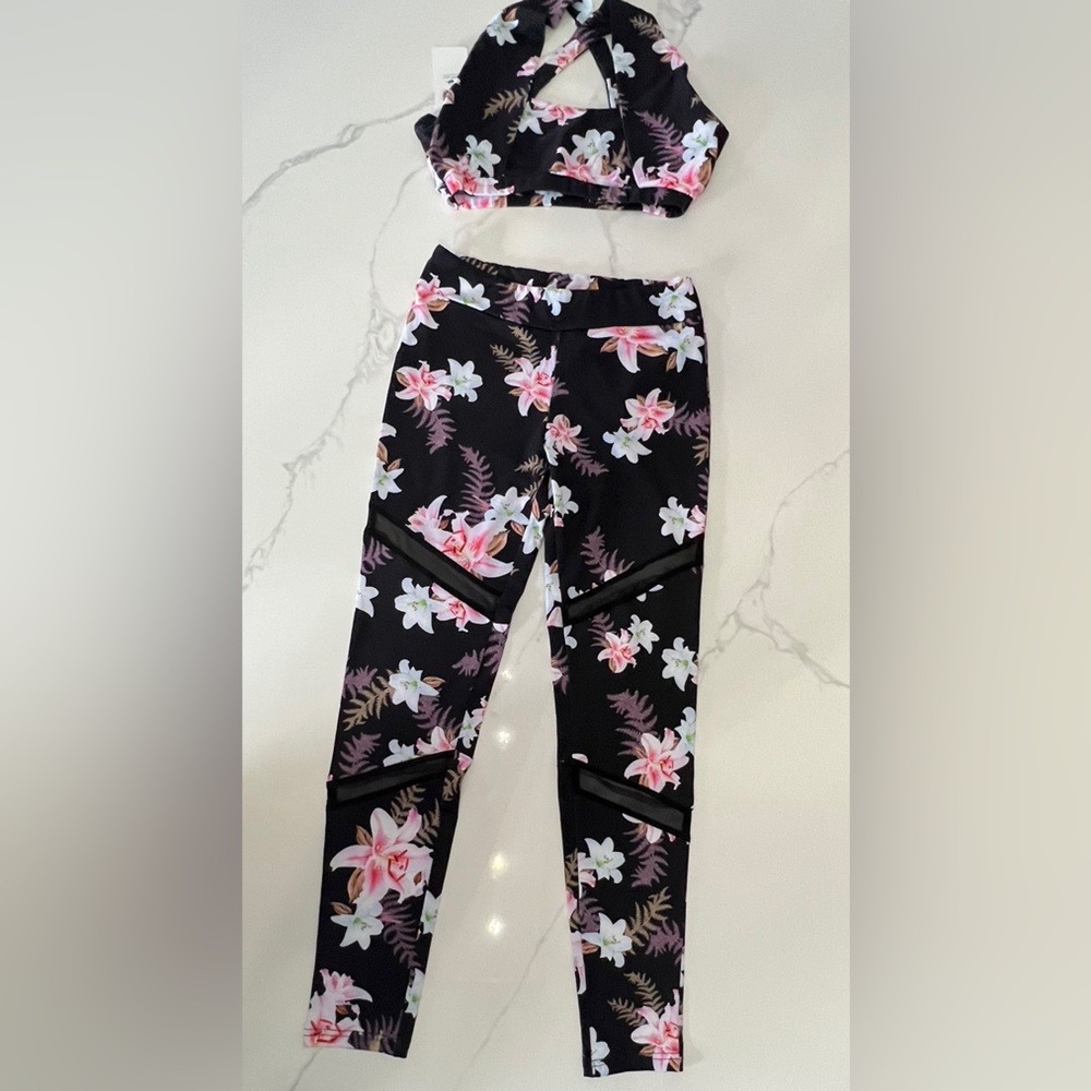 NWT floral sports bra and leggings set size Large runs small